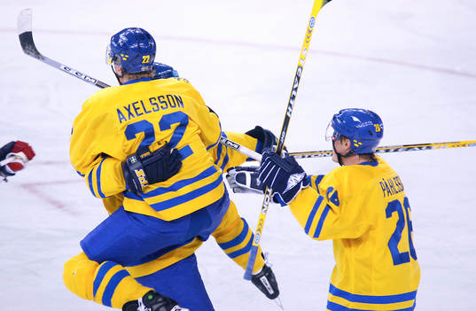 Per-Johan Axelsson hoppas upp i famnen i Daniel Alfredsson.