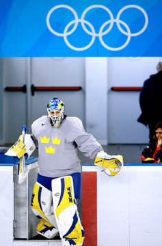 Henrik Lundqvist, målvakt kliver ut på isen
