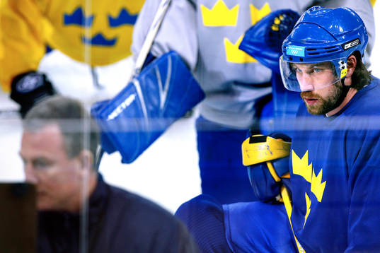 Peter Forsberg lyssnar när Jan Karlsson går igenom