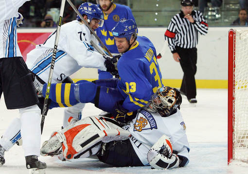 Fredrik Modin, Sverige, sätter sig på Antero Niittymaki,