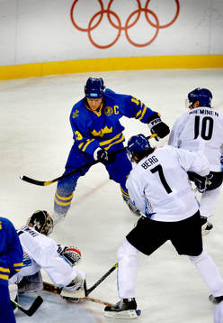 Mats Sundin, Sverige, framför Finlands mål