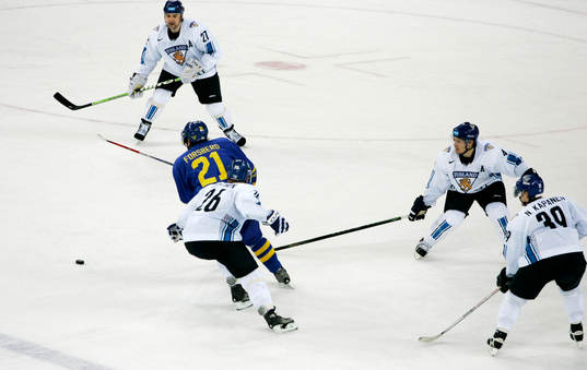Peter Forsberg, Sverige, ensam mot tre finnar