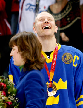 Mats Sundin, lagkapten, Sverige, med OS-guld, guldmedalj,
