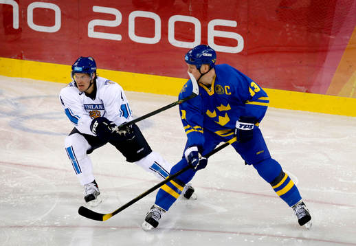 Mats Sundin, Sverige, får en klubba i ansiktet