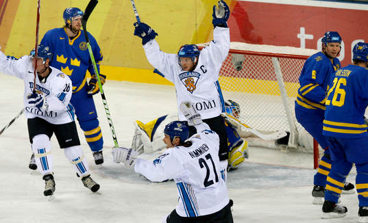 Saku Koivu, Finland gjorde 1-0 till Finland. Jubel