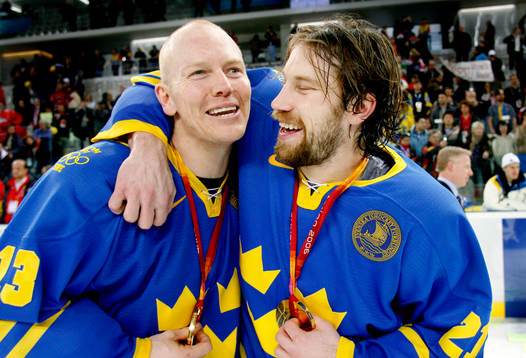 Peter Forsberg och Mats Sundin, Sverige, jublar över guldet