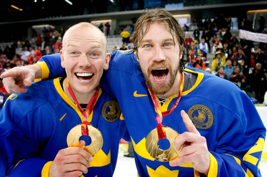 Peter Forsberg och Mats Sundin, Sverige, jublar över guldet