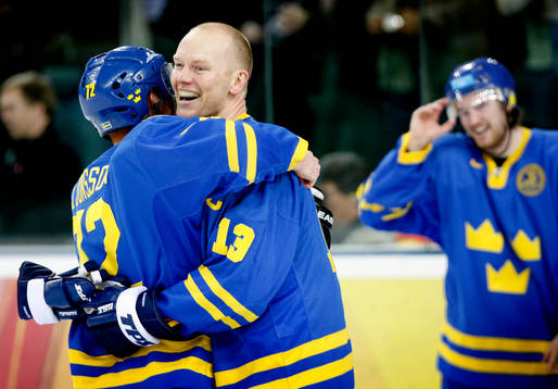 Mats Sundin och Jörgen Jönsson, Sverige, kramar varandra