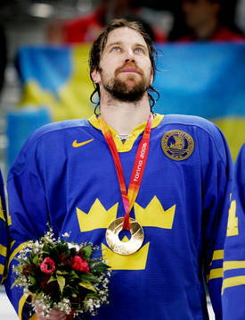 Peter Forsberg, lyssnar till nationalsången med OS-guldet