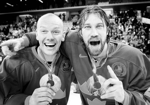 Peter Forsberg och Mats Sundin, Sverige, jublar över guldet