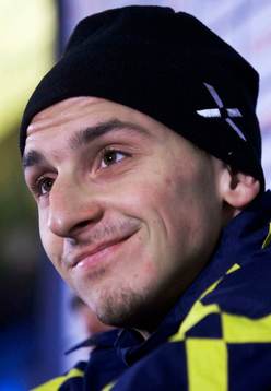 Zlatan Ibrahimovic log med mössa på