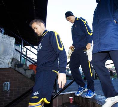Olof Mellberg och Zlatan Ibrahimovic lämnar arenan