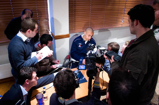 Henrik Larsson pratar lite slappt med pressen