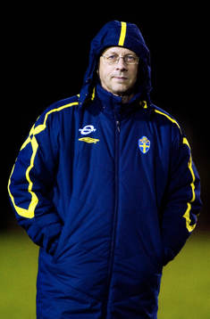 Lars Lagerbäck såg ut att frysa på kvällens träning
