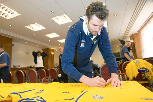 Andreas Isaksson. Autograf, tröja, tröjor