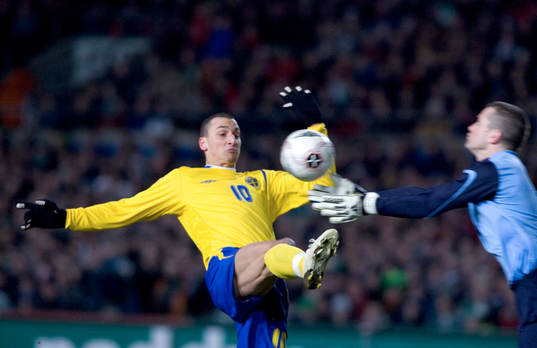 Zlatan Ibrahimnovic nära överlista irlands målvakt
