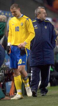 Zlatan Ibrahimovic grinar illa när han lämnar arenan med