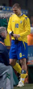 Zlatan Ibrahimovic grinar illa när han lämnar arenan