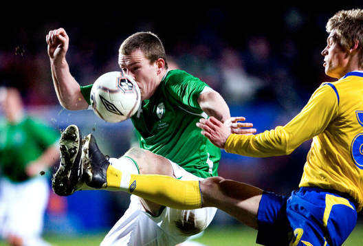 Markus Rosenberg slåss om bollen med Richard Dunne, Irland