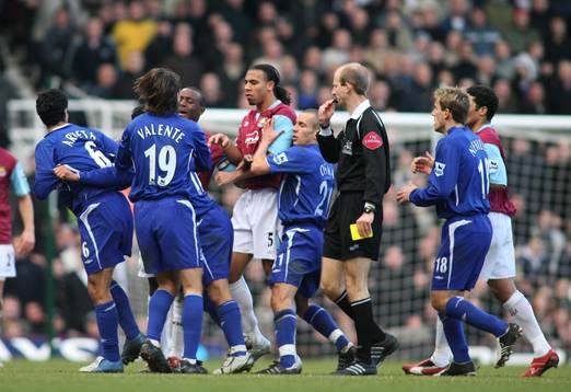 Mike Arteta, Everton och Anton Ferdinand, West Ham knuffas