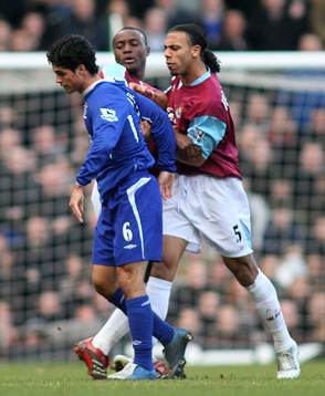 Mikel Arteta, Everton och Anton Ferdinand, West Ham knuffas