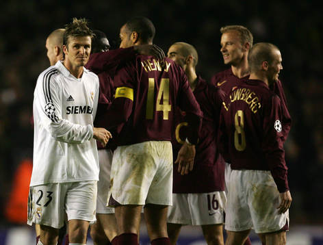 En besviken David Beckham, Real Madrid, när Arsenal jublar