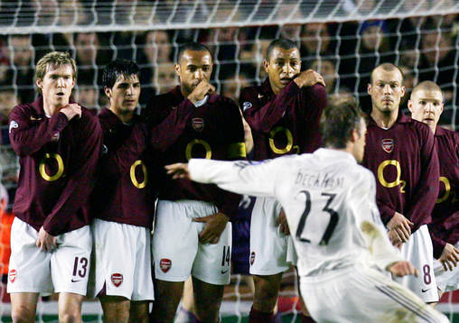 David Beckham skjuter en frispark mot Arsenals mur med