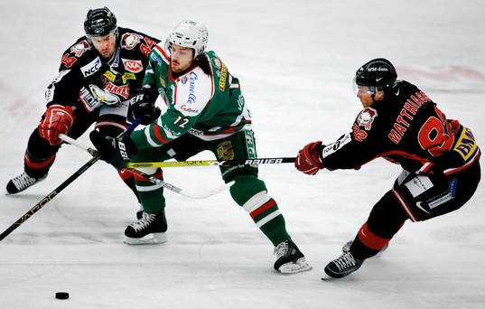 Robert Tomik och Markus Matthiasson, Malmö, stoppar Daniel