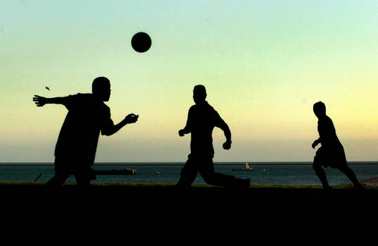 Reportage om fotboll i USA. Med ett par soptunnor som