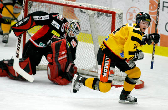 Patrik Rönnqvist, Skellefteå, sätter 3-3 målet bakom