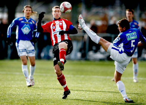 Öyvind Gjerde, Molde, försöker stoppa Niklas Skoog,