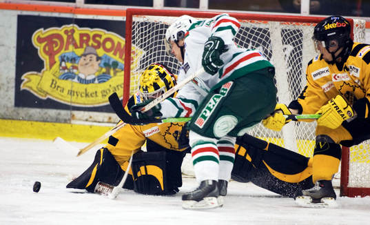 Pucken framför Andreas Hadelöv, målvakt, Skellefteå