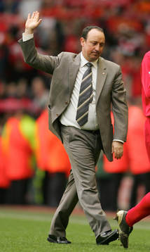 Rafael Benetiz, manager, Liverpool,  vinkar till publiken