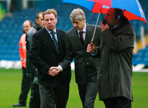 Harry Redknapp, manager Portsmouth skakar hand med Arsene