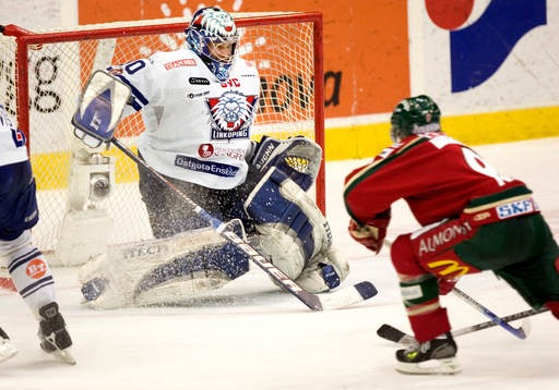 Jason Krog kommer fri med Fredrik Norrena, målvakt