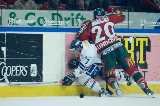 Joel Lundqvist tacklar Magnus Johansson. Tackling