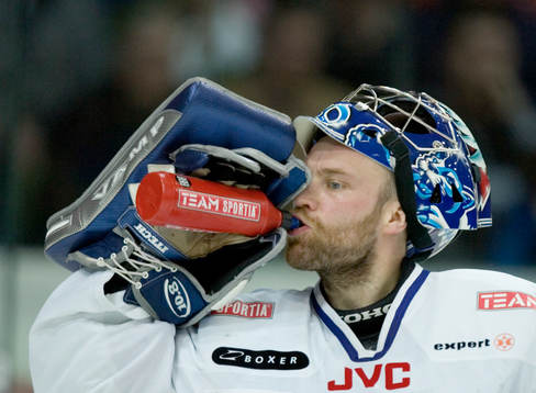 Fredrik Norrena, målvakt. Dricka, flaska