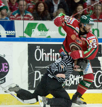 Domare faller på Johnny Oduya