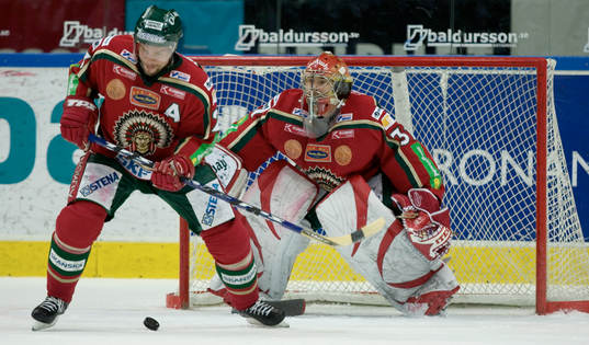 Ronnie Sundin framför Tommy Salo, målvakt