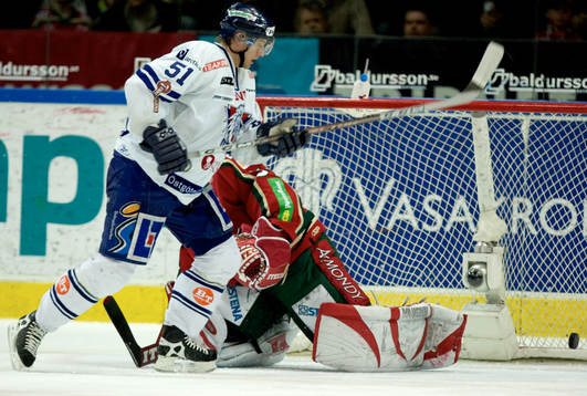 0-1 Mikael Håkansson kan konstatera att Tommy Salo