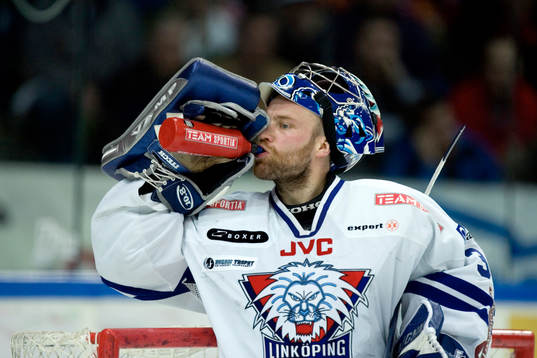 Fredrik Norrena agerade levande vägg