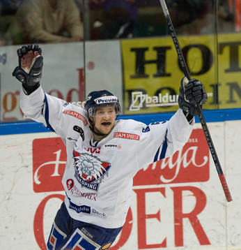 1-2, segerskytten Mikko Luoma jublar. Jubel