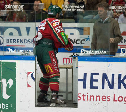 Avgörande utvisning, Johnny Oduya, kliver in i båset