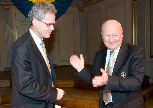 Mats Aronsson avtackas  av Lars-Åke Lagrell