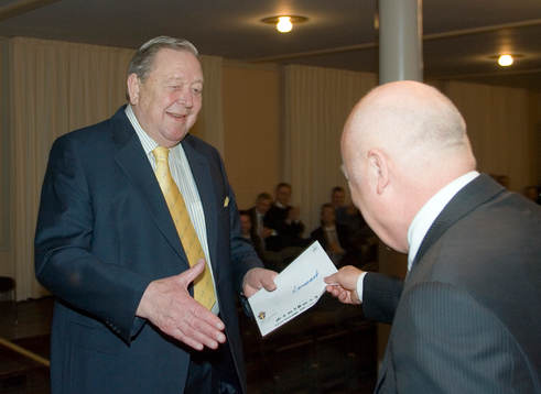 Lennart Johansson avtackas  av Lars-Åke Lagrell