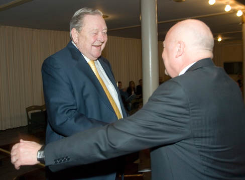 Lennart Johansson avtackas  av Lars-Åke Lagrell