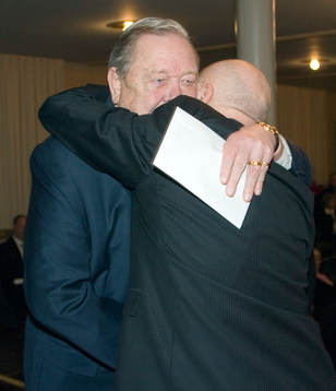 Lennart Johansson avtackas  av Lars-Åke Lagrell