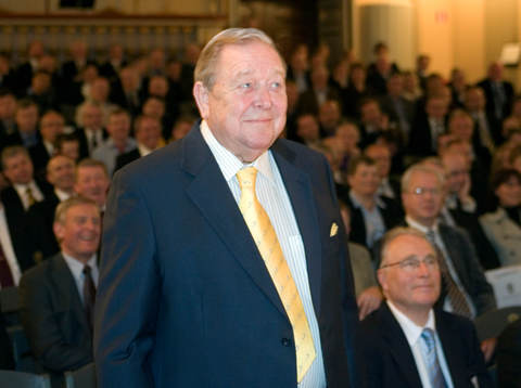 Lennart Johansson avtackas  av Lars-Åke Lagrell