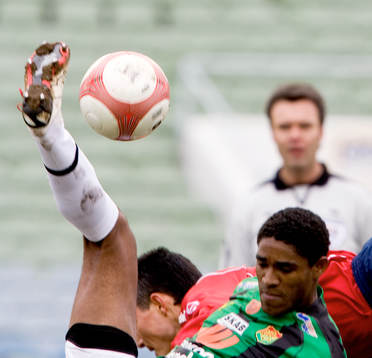 Khari Stephenson, GAIS utför en hög spark över huvudet