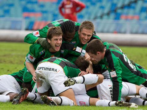 2-0, Anton Holmberg som finns underst i högen. Jubel,